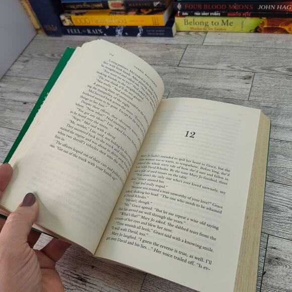 CHRISTMAS COMES TO CEDAR GROVE Debbie Macomber Trade Paperback 2018‎ Harlequin - Picture 5 of 11